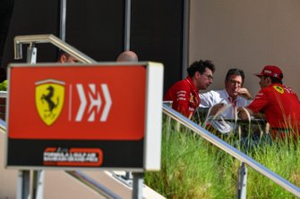 Mattia Binotto, Takım Patronu, Ferrari ve Louis C. Camilleri, CEO, Ferrari ve Charles Leclerc, Ferrari