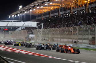 Sebastian Vettel, Ferrari SF90 aan de leiding voor Charles Leclerc, Ferrari SF90, Valtteri Bottas, Mercedes AMG W10 en Lewis Hamilton, Mercedes AMG F1 W10