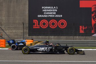 Kevin Magnussen, Haas F1 Team VF-19, passeert Carlos Sainz Jr., McLaren MCL34