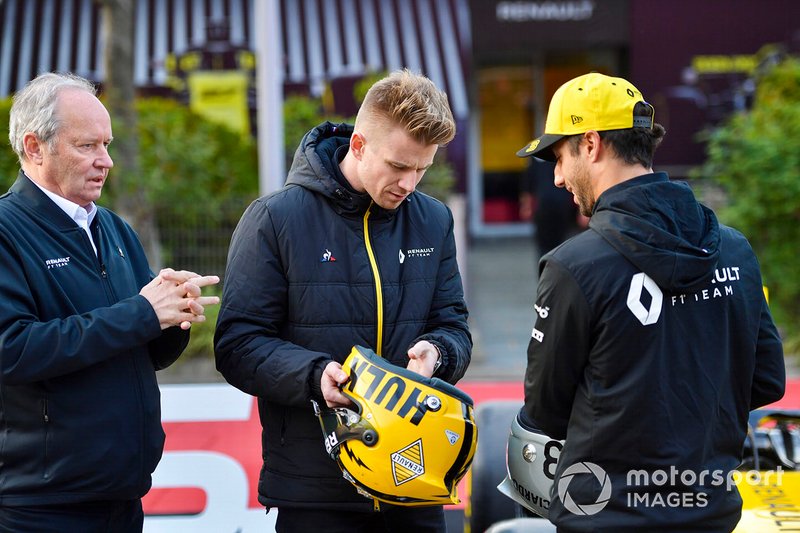 Daniel Ricciardo, Renault F1 Team, et Nico Hulkenberg, Renault F1 Team, regardent leurs casques