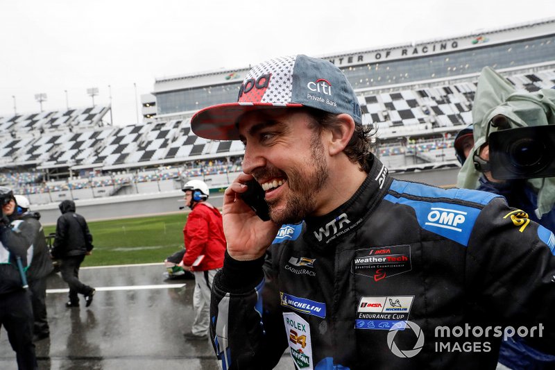 Fernando Alonso es felicitado tras su victoria en Daytona