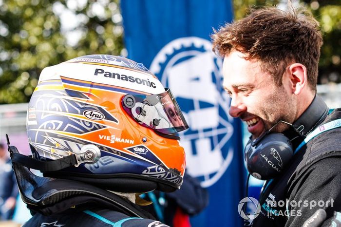 Mitch Evans, Panasonic Jaguar Racing, abraza a un miembro del equipo en parc ferme