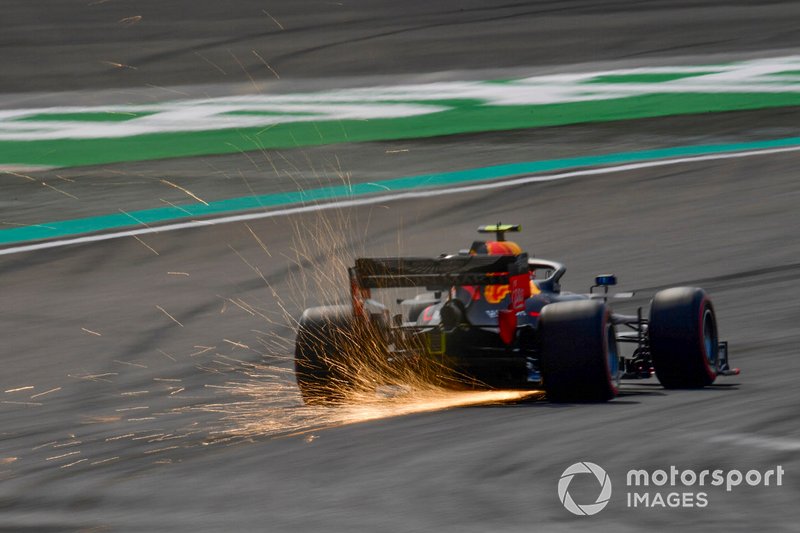 Scintille volano dal posteriore di Pierre Gasly, Red Bull Racing RB15