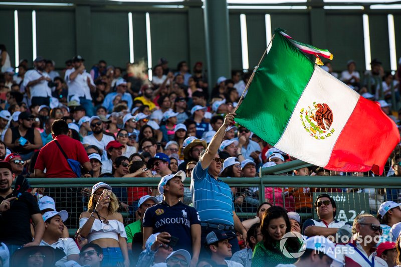 Aficionados con la bandera de México en las gradas