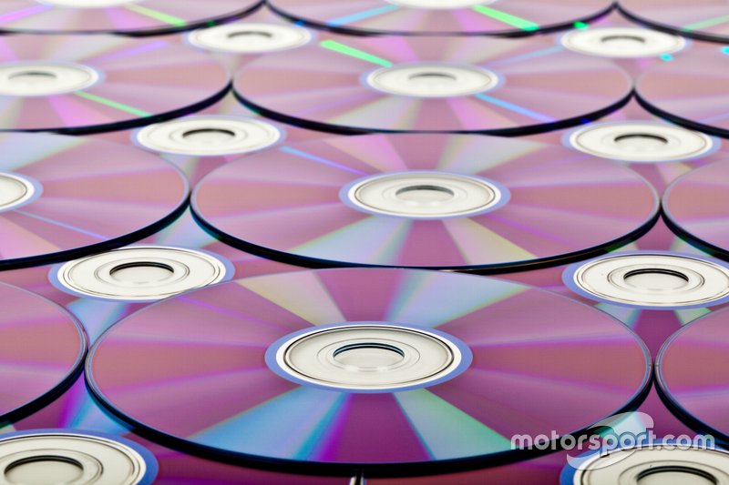 В Японии появились первые диски и проигрыватели DVD