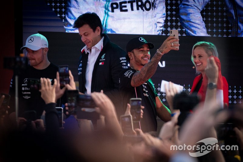Toto Wolff, Mercedes AMG F1 Director of Motorsport, Lewis Hamilton, Mercedes AMG F1, Valtteri Bottas, Mercedes AMG F1