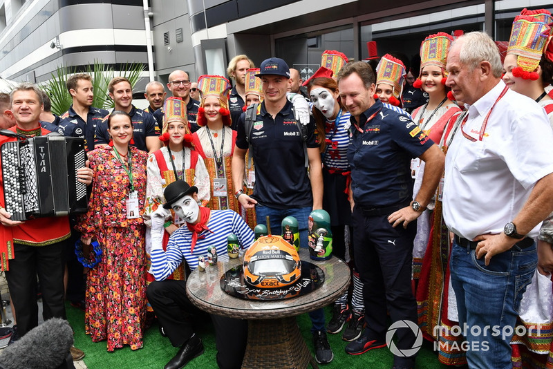 Max Verstappen, Red Bull Racing celebra su cumpleaños con Christian Horner, Red Bull Racing Team Principal y Dr Helmut Marko, Red Bull Motorsport