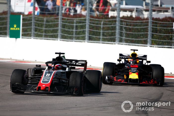 Romain Grosjean, Haas F1 Team VF-18, Daniel Ricciardo, Red Bull Racing RB14 