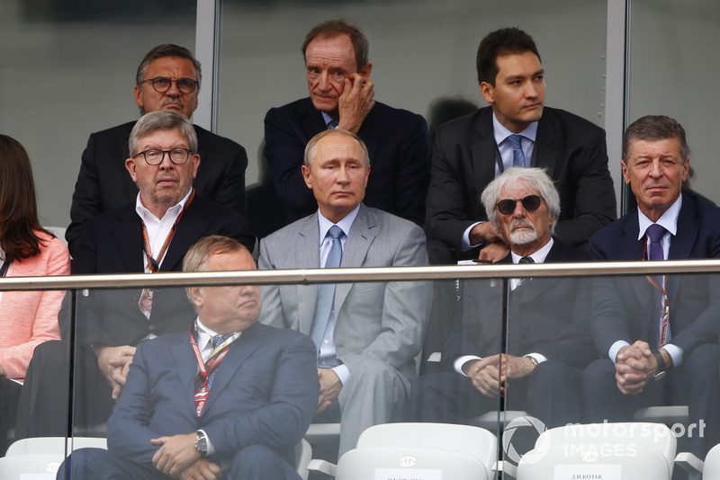 Ross Brawn, directeur de la compétition du Formula One Group, Vladimir Poutine, président de la Fédération de Russie, et Bernie Ecclestone, regardent la course avec Dimitry Kozak, vice premier ministre de la Fédération de Russie