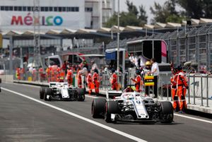 Marcus Ericsson, Sauber C37, en Charles Leclerc, Sauber C37