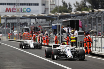 Marcus Ericsson, Sauber C37, en Charles Leclerc, Sauber C37