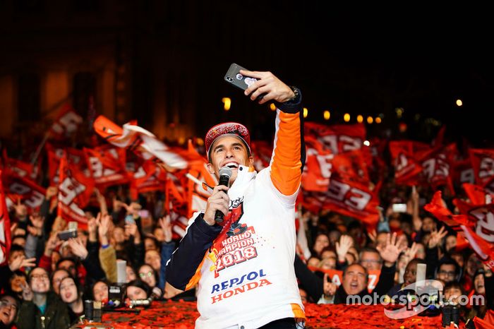 Juara dunia 2018, Marc Marquez, merayakan gelar di Cervera