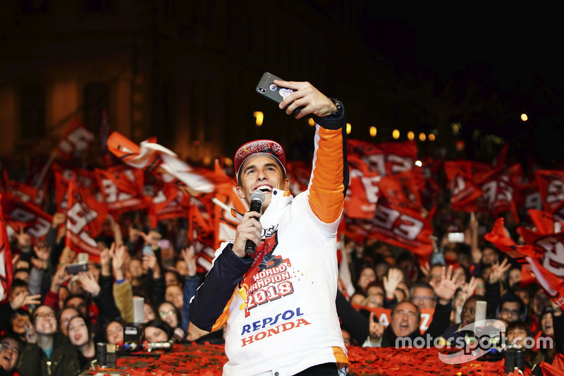 Juara dunia 2018, Marc Marquez, merayakan gelar di Cervera