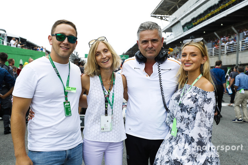 Guests on the grid with Gil de Ferran, Sporting Director, McLaren