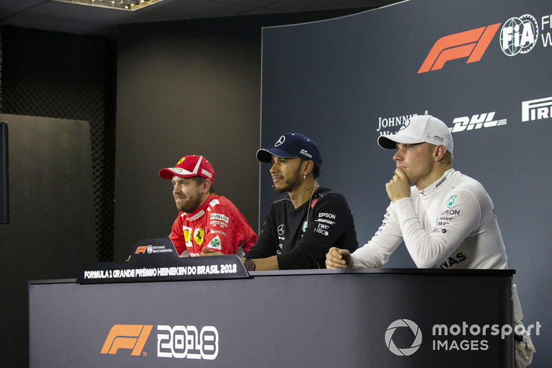 Sebastian Vettel, Ferrari, Lewis Hamilton, Mercedes AMG F1 et Valtteri Bottas, Mercedes AMG F1 lors de la conférence de presse