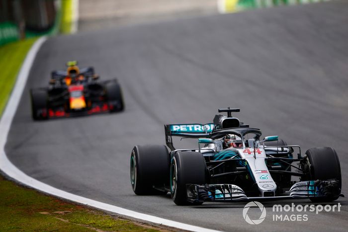 Lewis Hamilton, Mercedes AMG F1 W09, Max Verstappen, Red Bull Racing RB14. 