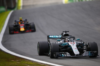 Lewis Hamilton, Mercedes AMG F1 W09, voor Max Verstappen, Red Bull Racing RB14.