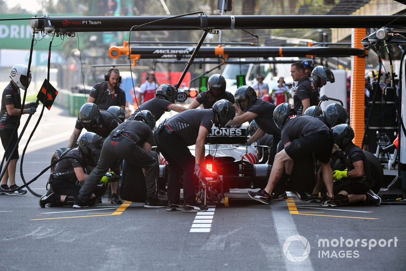 Kevin Magnussen, Haas F1 Team VF-18 pit stop