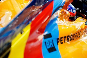 Fernando Alonso, McLaren MCL33, in the garage