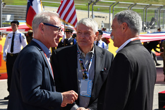Chase Carey, CEO, Formula 1 ve Greg Maffei, CEO Liberty Media ve John Malone, Liberty Media Direktörü
