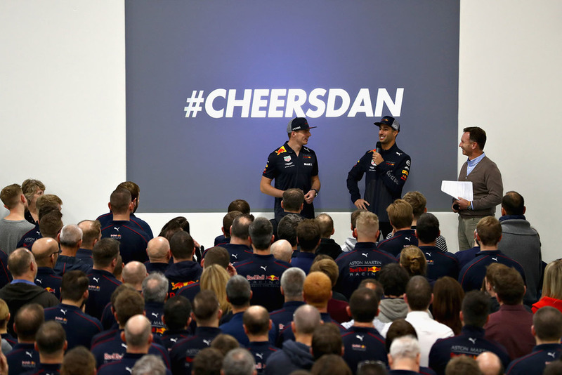 Max Verstappen, Red Bull Racing, Daniel Ricciardo, Red Bull Racing, e Christian Horner, Team Principal, Red Bull Racing, parlano al team Red Bull Racing