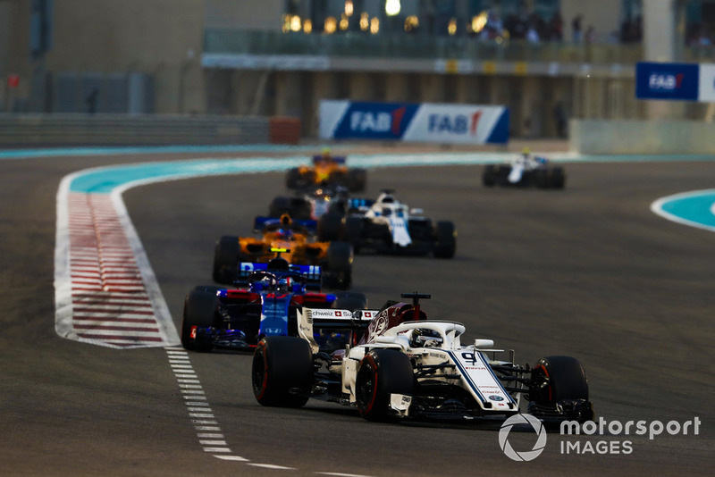 Marcus Ericsson, Sauber C37, leads Pierre Gasly, Scuderia Toro Rosso STR13, Fernando Alonso, McLaren MCL33, and Lance Stroll, Williams FW41