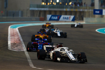 Marcus Ericsson, Sauber C37, leads Pierre Gasly, Scuderia Toro Rosso STR13, Fernando Alonso, McLaren MCL33, and Lance Stroll, Williams FW41