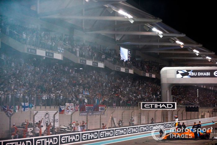 Fernando Alonso, McLaren MCL33, saluda a los aficionados después de completar su última carrera en la F1.