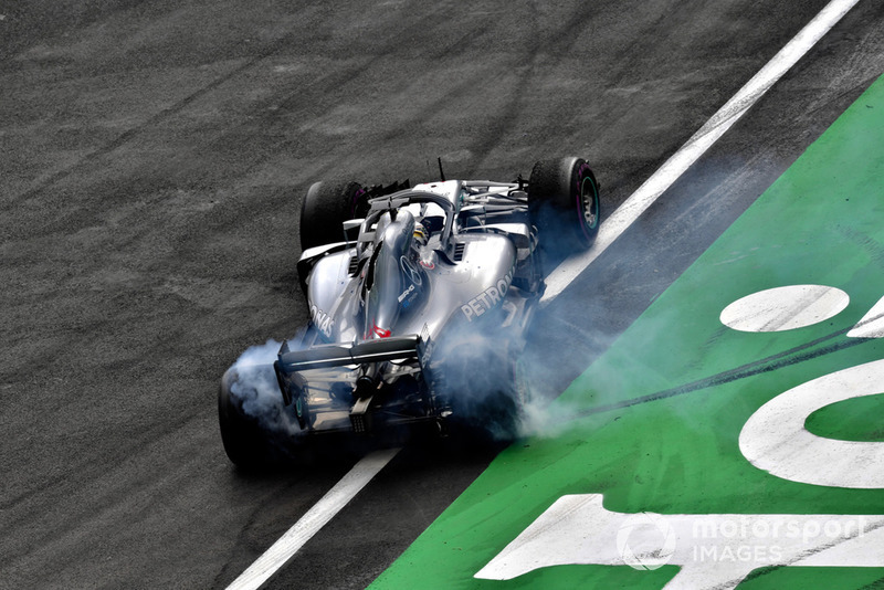 Lewis Hamilton, Mercedes AMG F1 W09 EQ Power+, celebra con donuts su título de campeón