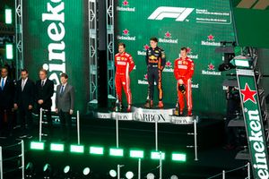 Podio: segundo lugar Sebastian Vettel, Ferrari, ganador de la carrera Max Verstappen, Red Bull Racing, y tercer lugar Kimi Raikkonen, Ferrari