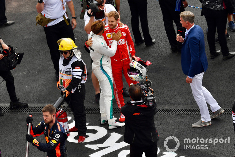 Lewis Hamilton, Mercedes AMG F1 y Sebastian Vettel, Ferrari celebran en Parc Ferme