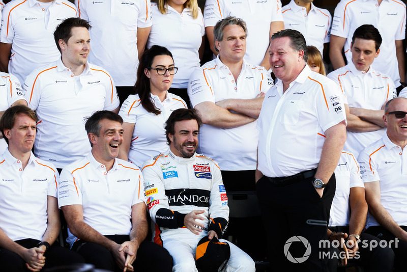 Fernando Alonso, McLaren y Zak Brown, Director Ejecutivo de McLaren Racing, se unen al equipo de McLaren para una sesión de fotos