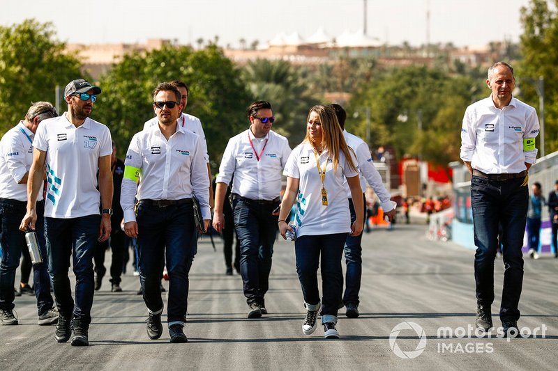 Gary Paffett, HWA Racelab, walks the track with his team