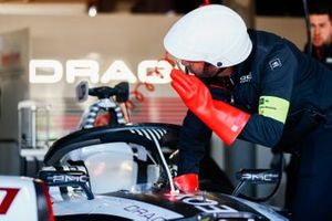 A mechanic with the car of Jose Maria Lopez, GEOX Dragon Racing, Penske EV-3