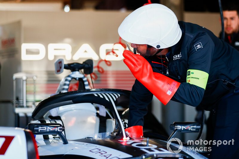 Un mecánico en el coche de Jose Maria Lopez, GEOX Dragon Racing, Penske EV-3