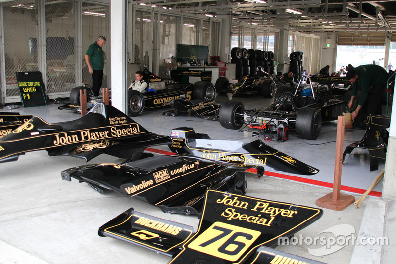 Lotus 76
