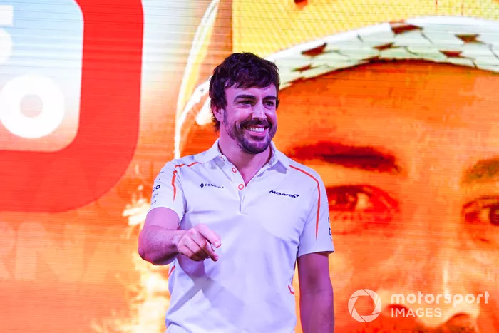 Fernando Alonso, McLaren se despide de los aficionados.