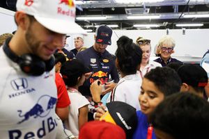 Daniel Ricciardo, Red Bull Racing signs autographs for the grid kids