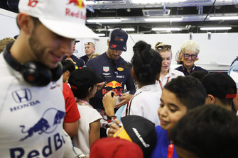 Daniel Ricciardo, Red Bull Racing signs autographs for the grid kids