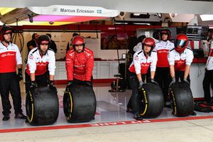 Meccanici Alfa Romeo Sauber F1 Team e pneumatici Pirelli