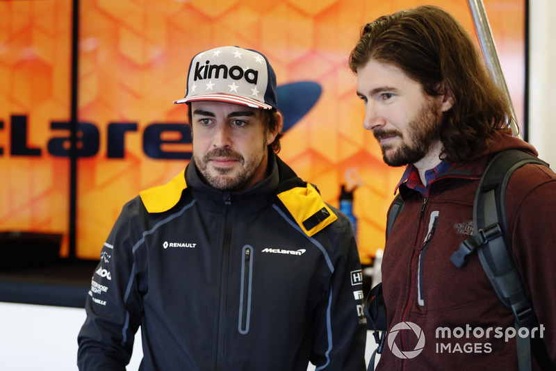 Fernando Alonso, McLaren, ve IndyCar pilotu JR Hildebrand in the garage.