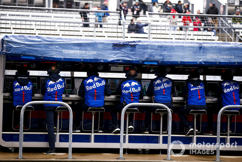 L'équipe Toro Rosso sur le muret des stands