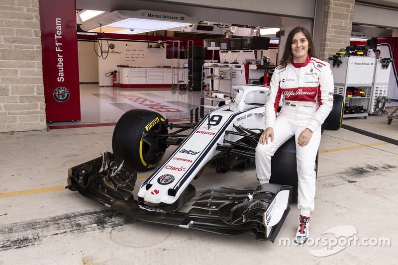 Tatiana Cálderon se convirtió en 2018 en la primera mujer latinoamericana en pilotar un Fórmula 1 contemporáneo, durante una evento promocional posterior al Gran Premio de México en el Autódromo Hermanos Rodríguez.