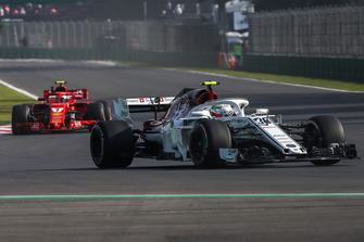 Antonio Giovinazzi, Sauber C37 and Kimi Raikkonen, Ferrari SF71H