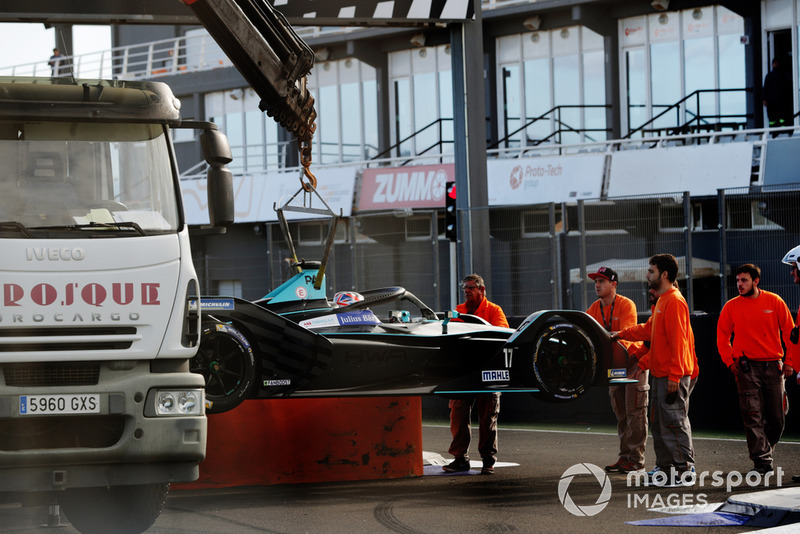 Gary Paffett, HWA Racelab, VFE-05, is recovered by the marshals.