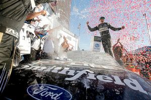 Aric Almirola, Stewart-Haas Racing, Ford Fusion Smithfield Bacon for Life