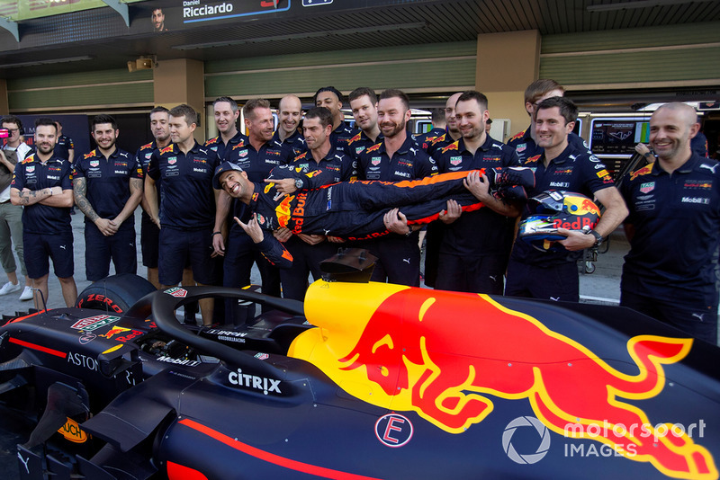 Daniel Ricciardo, Red Bull Racing ve mekanikerler Red Bull Racing takım fotoğrafında