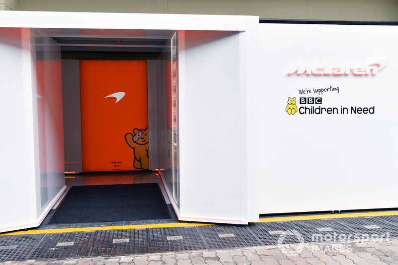 Ingresso al garage McLaren con il logo Children In Need
