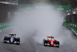 Felipe Nasr, Sauber C35 et Sebastian Vettel, Ferrari SF16-H