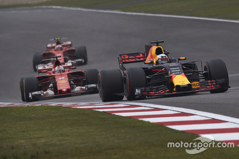 Daniel Ricciardo, Red Bull Racing RB13, delante de Sebastian Vettel, Ferrari SF70H, y Kimi Raikkonen, Ferrari SF70H